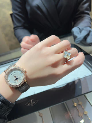 Van Cleef & Arpels Golden Pearl Clover Solitaire Ring