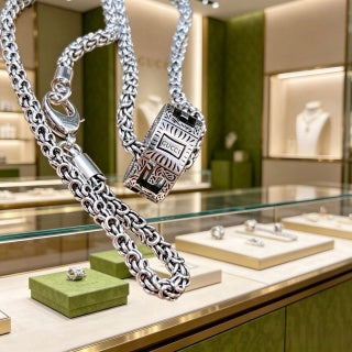 Gucci Engraved Horsebit Barrel Pendant Long Necklace